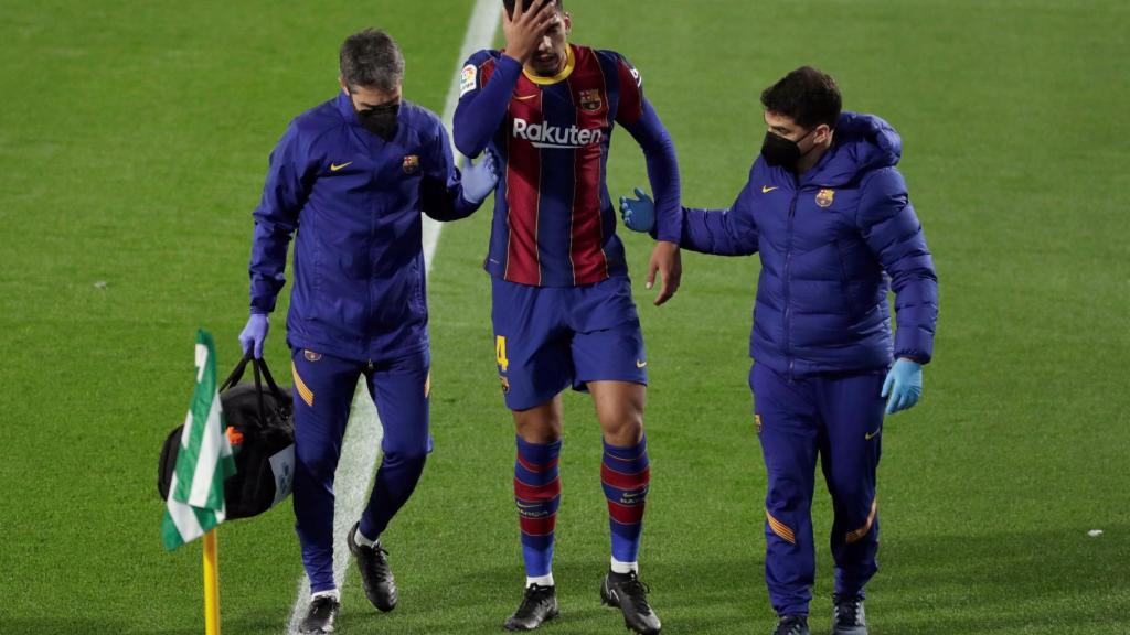 Así abandonaba el césped del Benito Villamarín Araujo