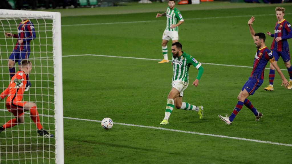 Borja Iglesias se adelanta a la defensa del Barça y marca el primer gol
