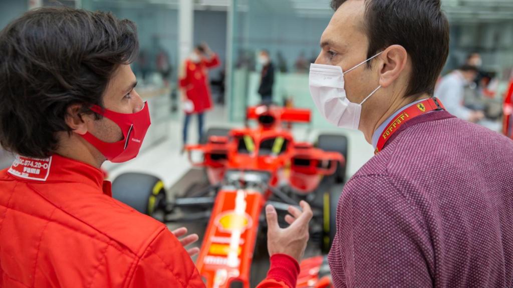 Carlos Sainz Jr. y Riccardo Adami, en una de sus primeras conversaciones