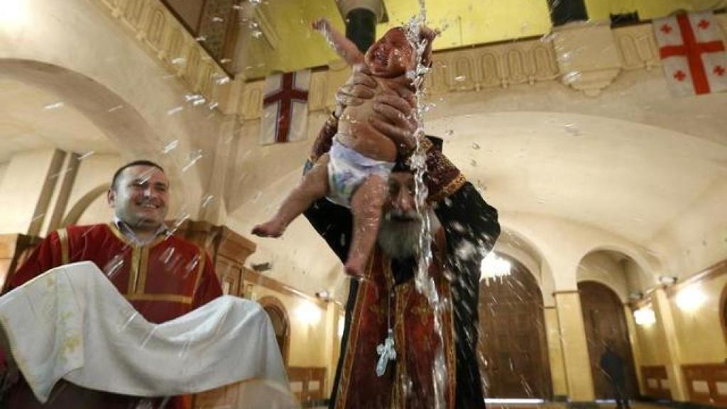 Un bautizo ortodoxo en imágenes de archivo.