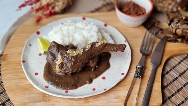 Conejo guisado con morcilla y chocolate