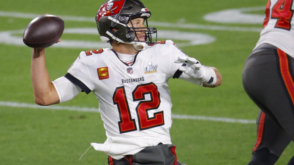 Tom Brady lanzando el balón en busca de un compañero