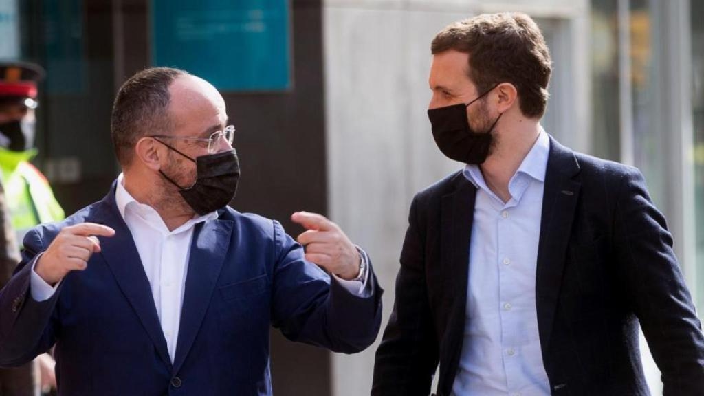 El presidente del PP, Pablo Casado, con su candidato en Cataluña, Alejandro Fernández.