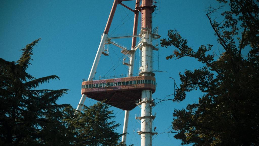 La brecha digital todavía afecta a 3 millones de personas (un 5,7% de la población), especialmente a aquellas que viven en zonas rurales, despobladas o de difícil orografía, según el Informe de Cobertura de Banda Ancha 2019 (última edición disponible) del Ministerio de Asuntos Económicos y Transformación Digital. Foto: Nicholas Design / Unsplash.