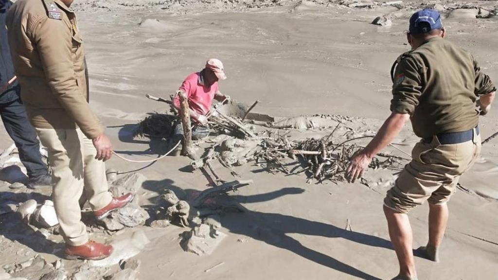 Las labores de rescate tras la inundación.