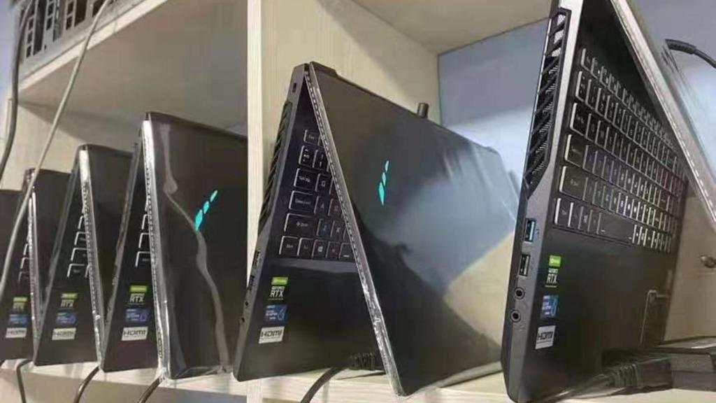 Portátiles en una granja de criptomonedas en China
