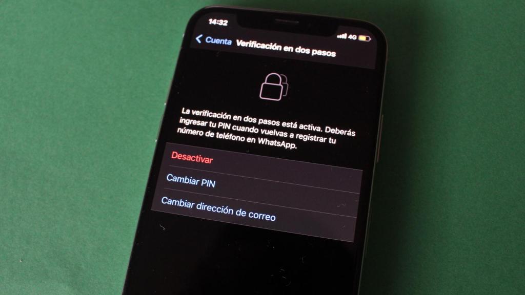 Activar la verificación en dos pasos en WhatsApp.