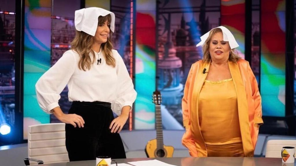 Nuria Roca entrevistando a Carmina Barrios en 'El Hormiguero'.