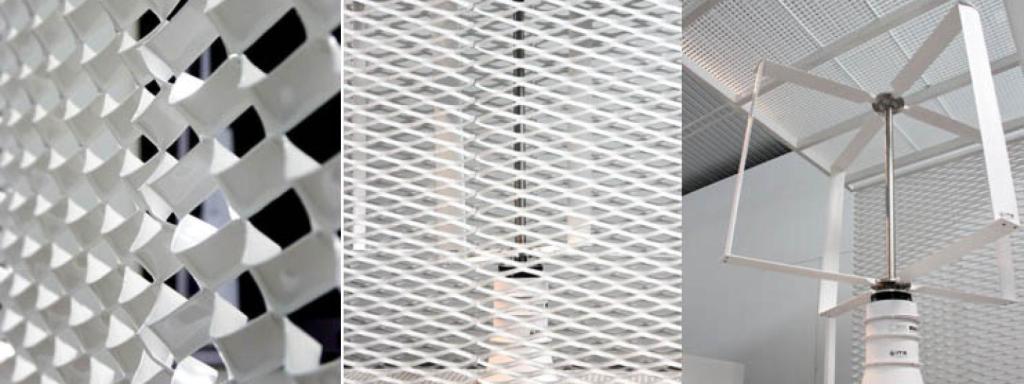 Detalle de la fachada de la torre y sus molinos de eje vertical en el interior. EE