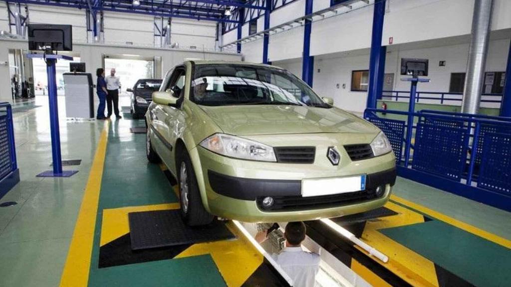 Un coche, durante una inspección técnica.