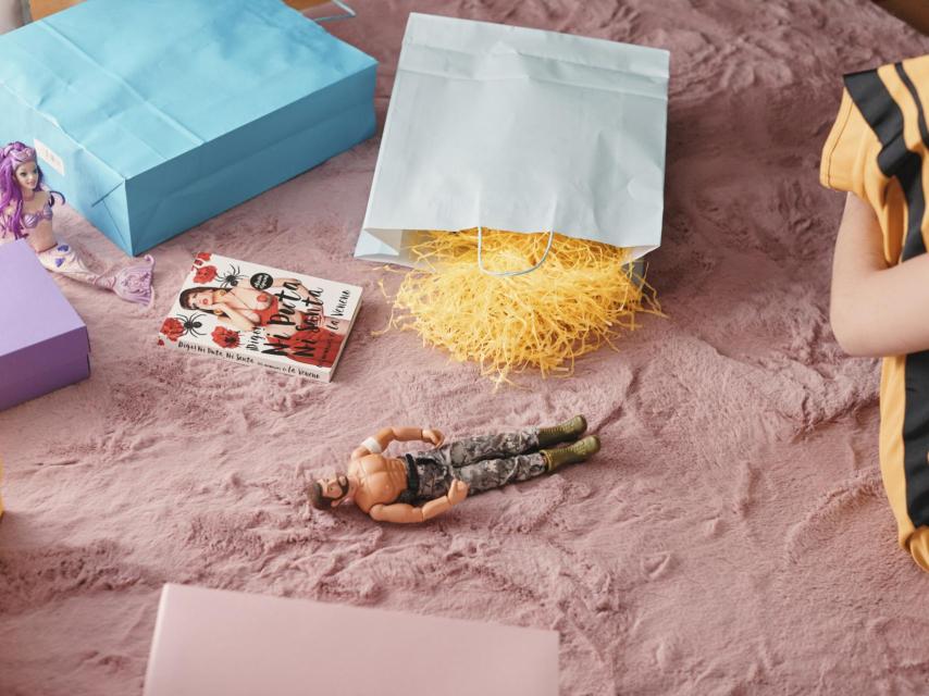 Algunos de los objetos sentimentales que Lola venderá en Wallapop.