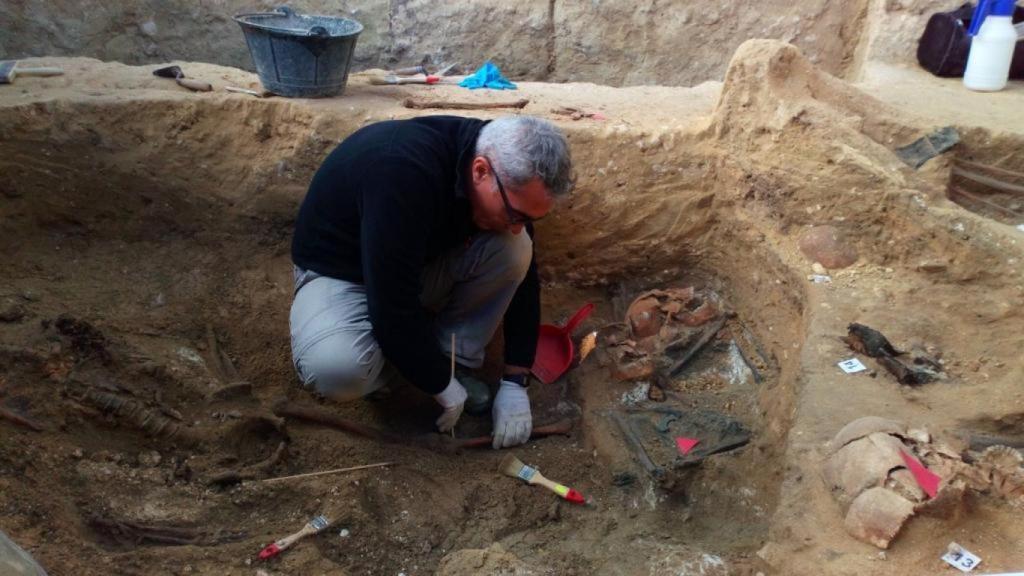 El presidente de Amede, Javier Pérez, trabajando en una de las fosas halladas en el patio del cementerio de San Fernando.