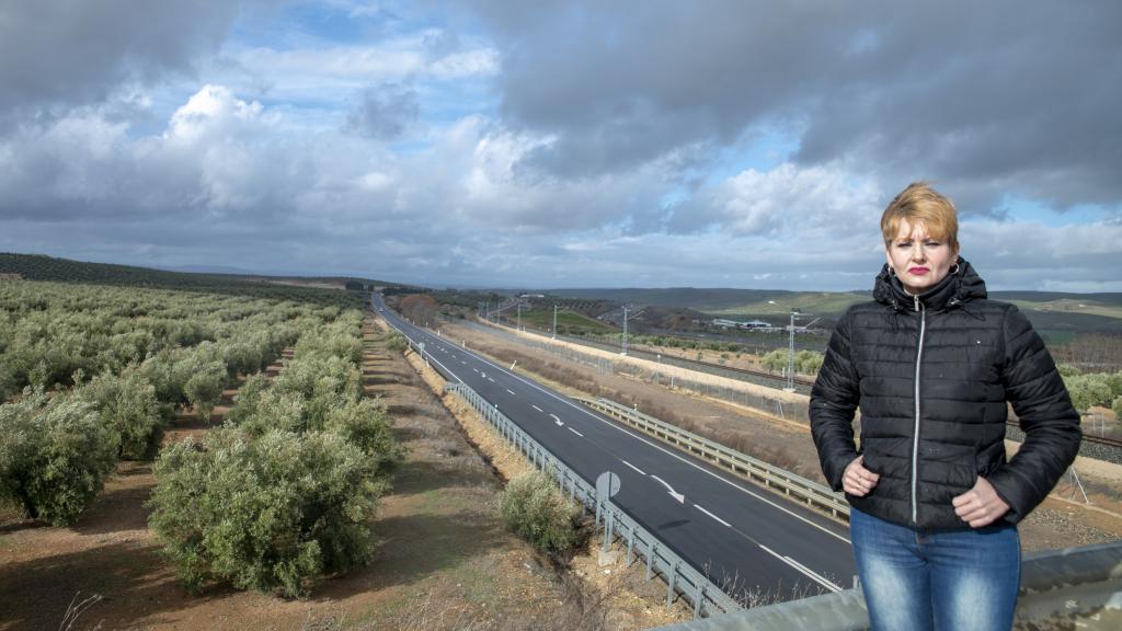 La segunda teniente de Alcaldía de Jaén, María Cantos, delante de los terrenos en los que pensaban ubicar la base logística, este lunes.
