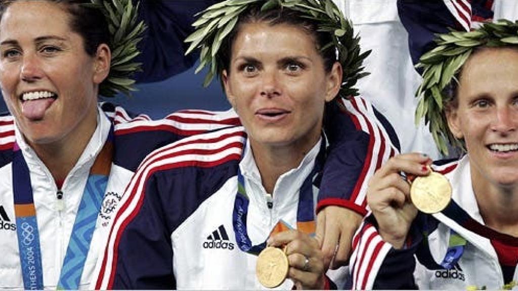 Julie Foudy, Mia Hamm y Lilly después de que Estados Unidos ganase el oro en los JJOO de Atenas