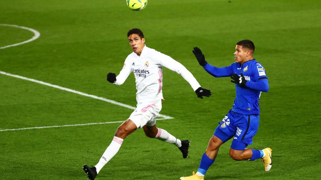 Raphaël Varane en acción con Juan Hernández
