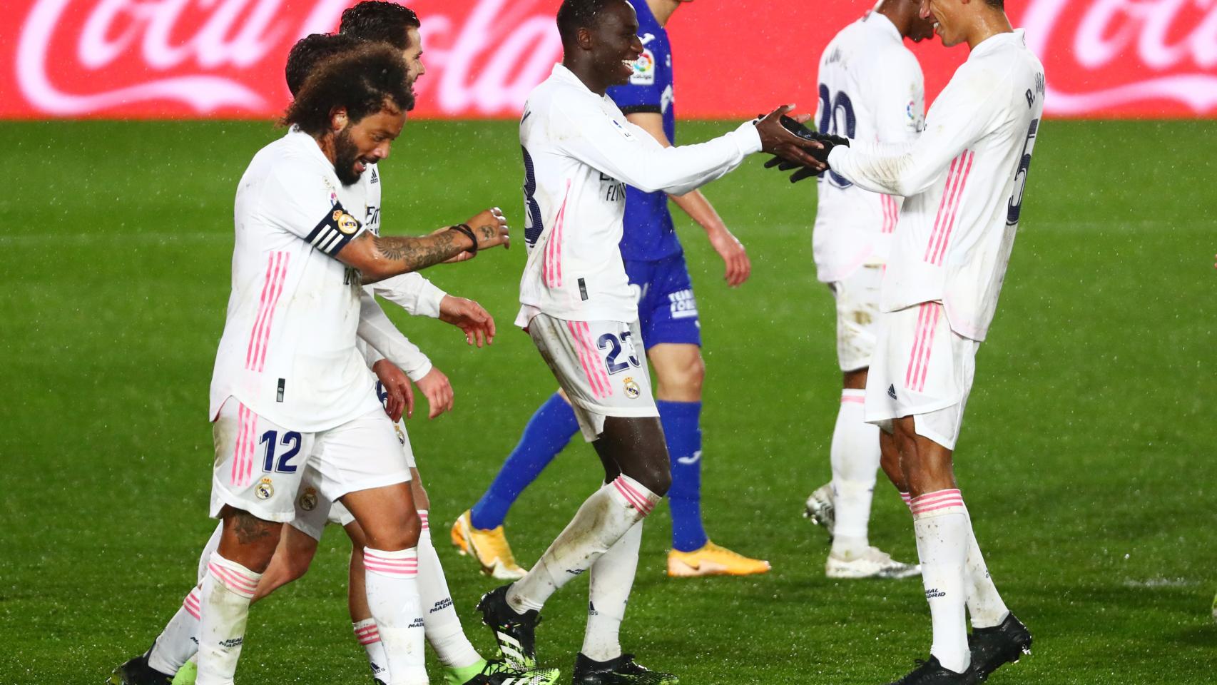 Ferland Mendy celebra con Varane su gol