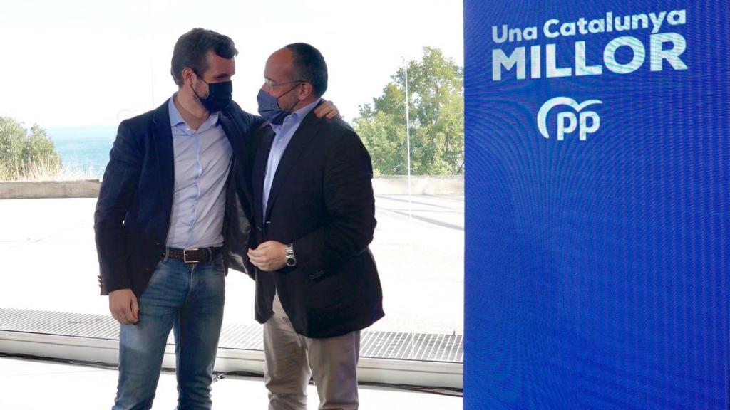 El presidente del PP, Pablo Casado, con su candidato en Cataluña, Alejandro Fernández.