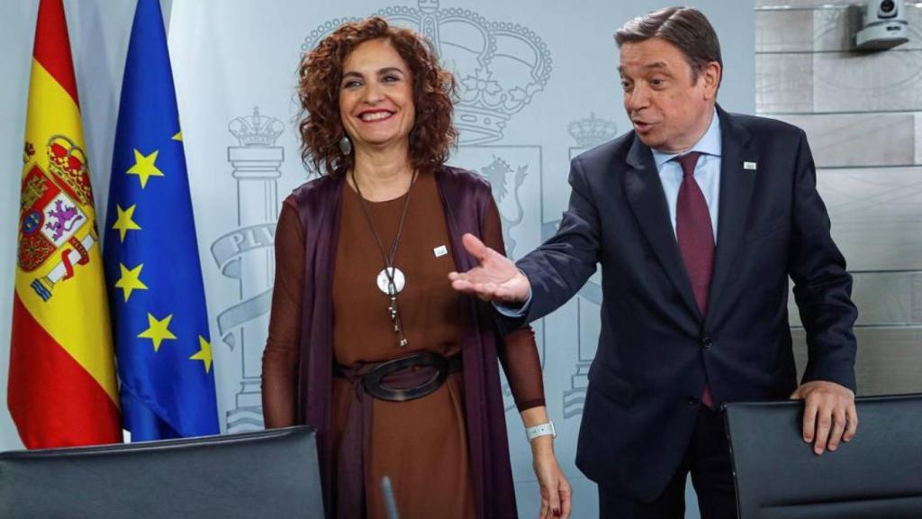 La ministra de Hacienda, María Jesús Montero, y el de Agricultura, Luis Planas, en Moncloa.