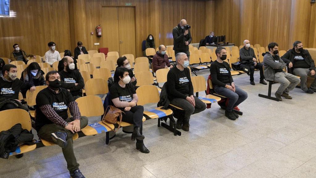 Los activistas del BNG denunciados por la familia Franco por reclamar la devolución de la Casa Cornide, en el banquillo de los acusados del Juzgado de Instrucción número 4.