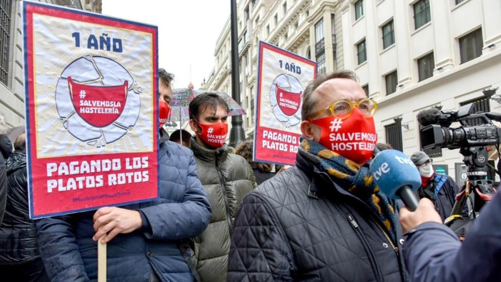 Los representantes de Hostelería de España, concentrados frente al Ministerio de Hacienda.
