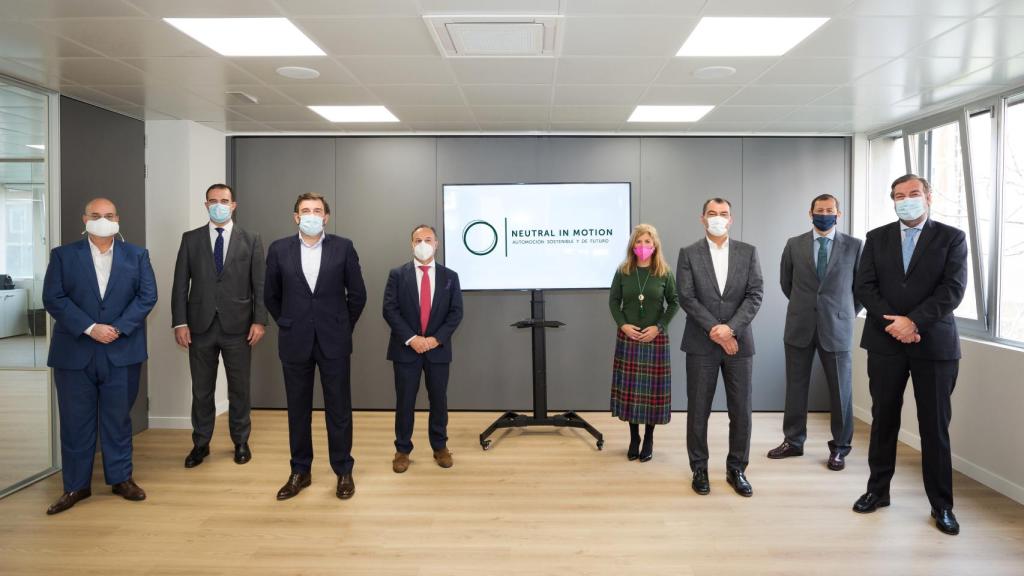 De izquierda a derecha: Arturo Pérez de Lucia, director general de AEDIVE, Jaime Barea, director corporativo de GANVAM, José López-Tafall, director general de ANFAC, Juan Luis Barahona, presidente ejecutivo de FENEVAL, Marta Blázquez, vicepresidenta ejecutiva de FACONAUTO, José María Riaño, secretario general de ANESDOR, José-Martín Castro Acebes, presidente de AER y José Portilla, director general de SERNAUTO. El secretario general de ASCABUS, Agustín Gómez Pereira estuvo presente de forma telemática.