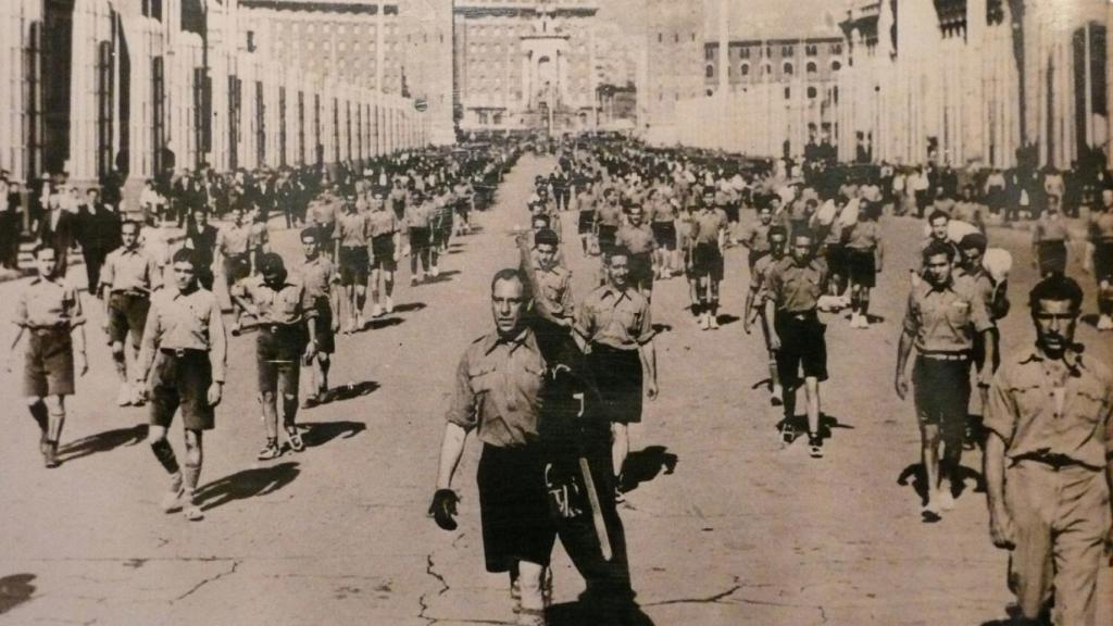 Los 'escamots' de ERC desfilan en Montjuic, en 1933, vestidos a la moda nacionalsocialista.