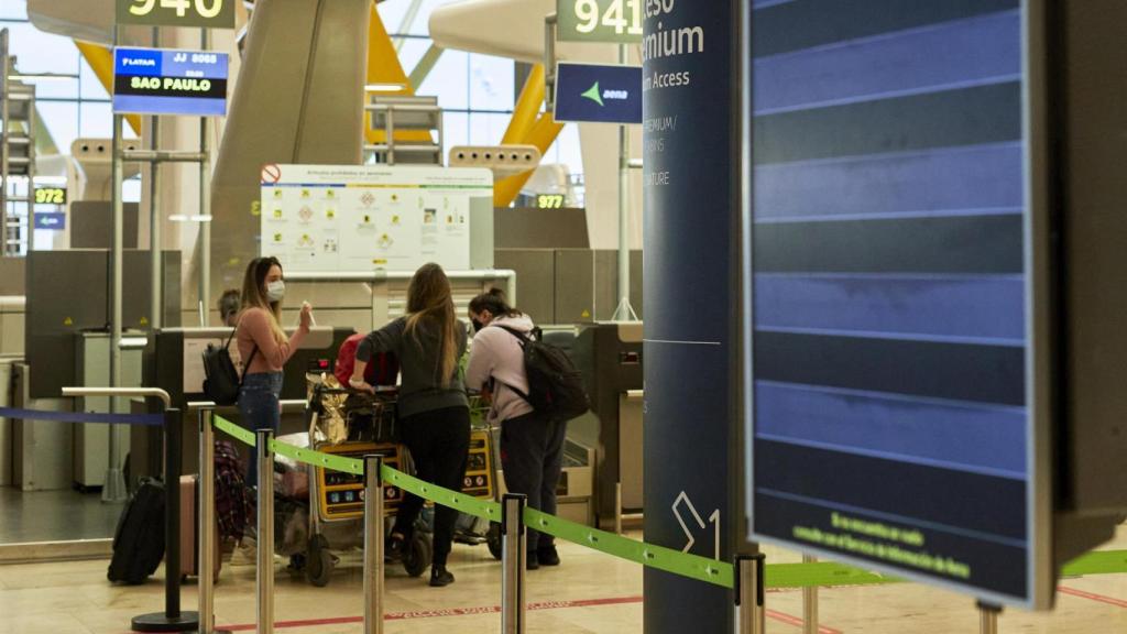 Pasajeros en la T4 de Madrid.