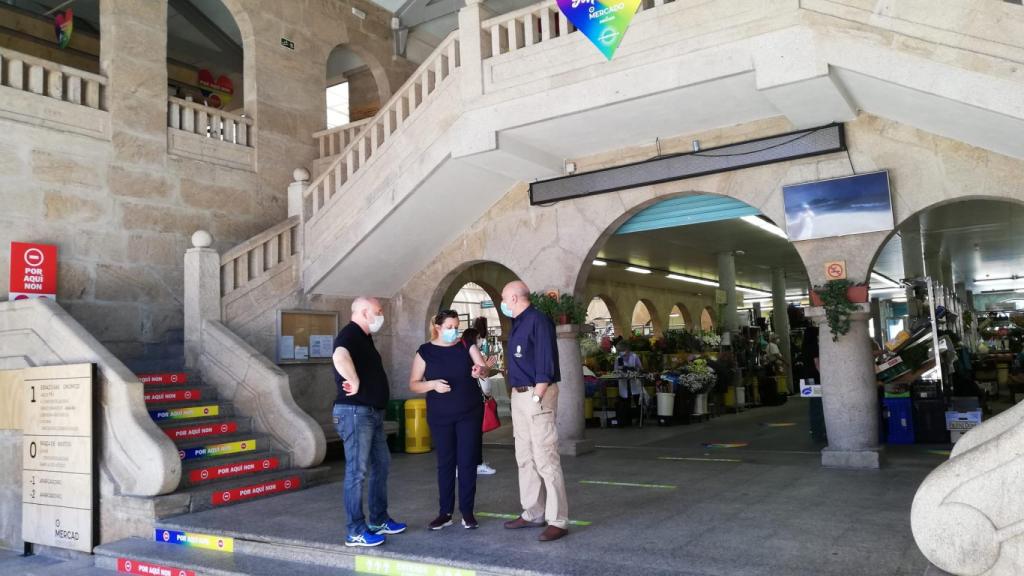 La concelleira de Promoción Económica, Yoya Blanco, visita el Mercado de Abastos de Pontevedra.
