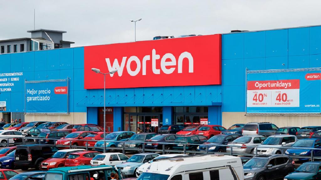 Exterior de la tienda Worten en el parque comercial Meixoeiro de Vigo.