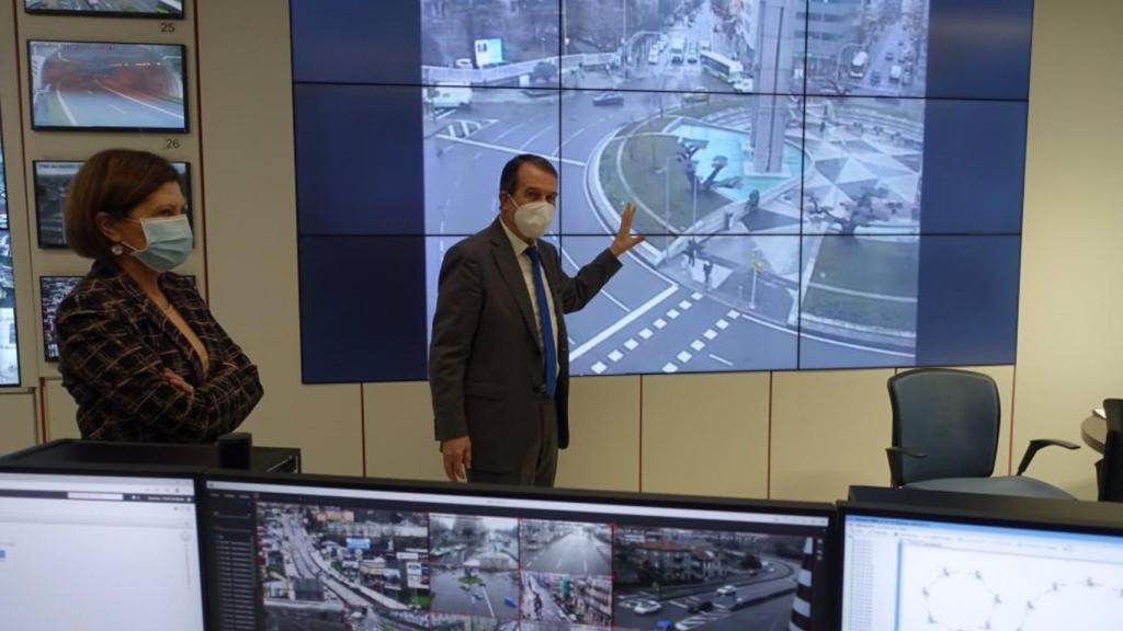 El alcalde de Vigo, Abel Caballero, y la concejal Elena Espinosa, en la sala de Gestión de la Movilidad del Ayuntamiento.