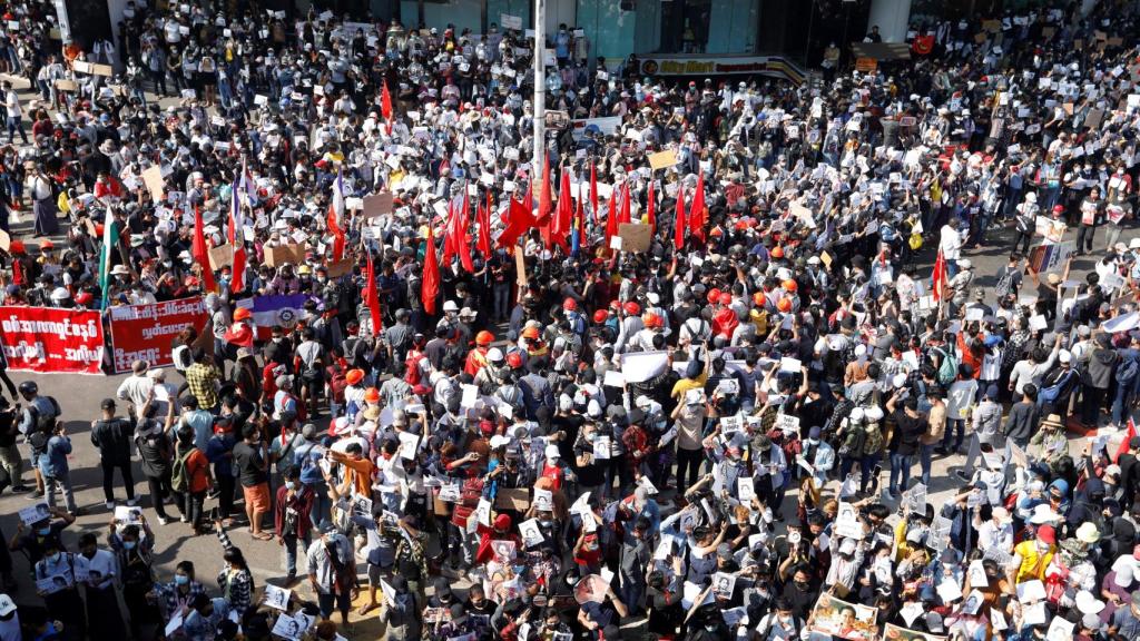 Manifestantes en las calles de Rangún contra el golpe de Estado en Birmania.