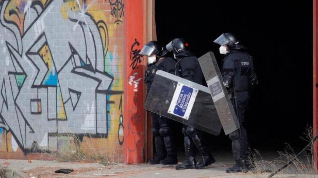 La Brigada Móvil desplegada en la nave industrial de la 'rave' de Llinars.