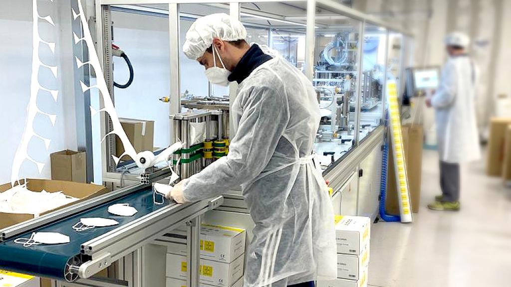 Producción de mascarillas con certificación en la fábrica de Jpov*.