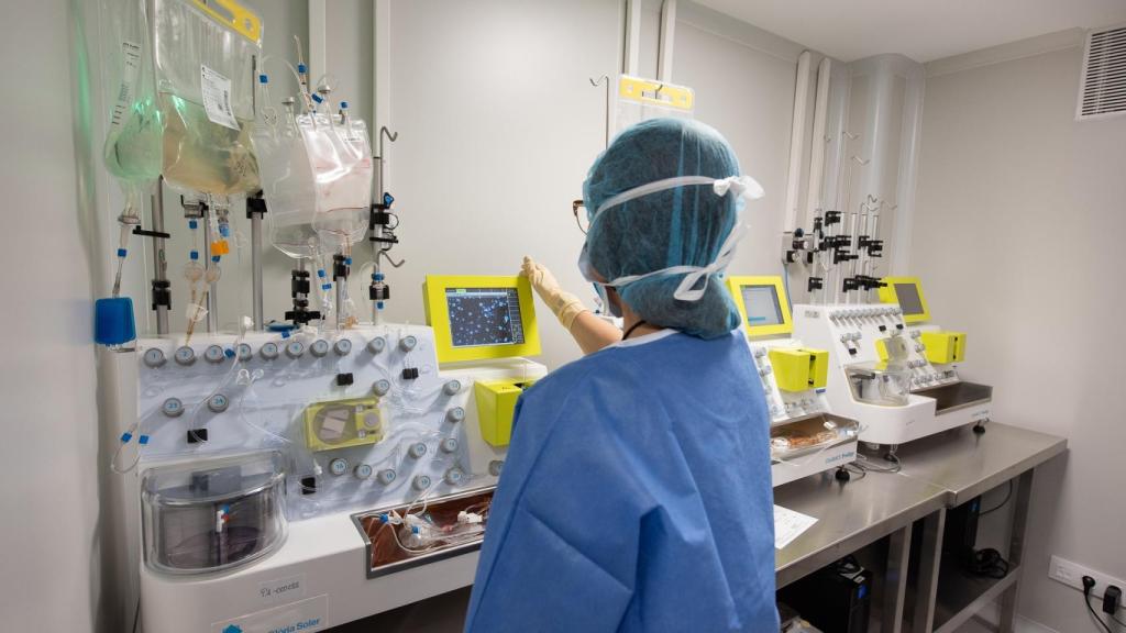 Sala Blanca del Hospital Clínic donde se preparan las CART. Foto de archivo.