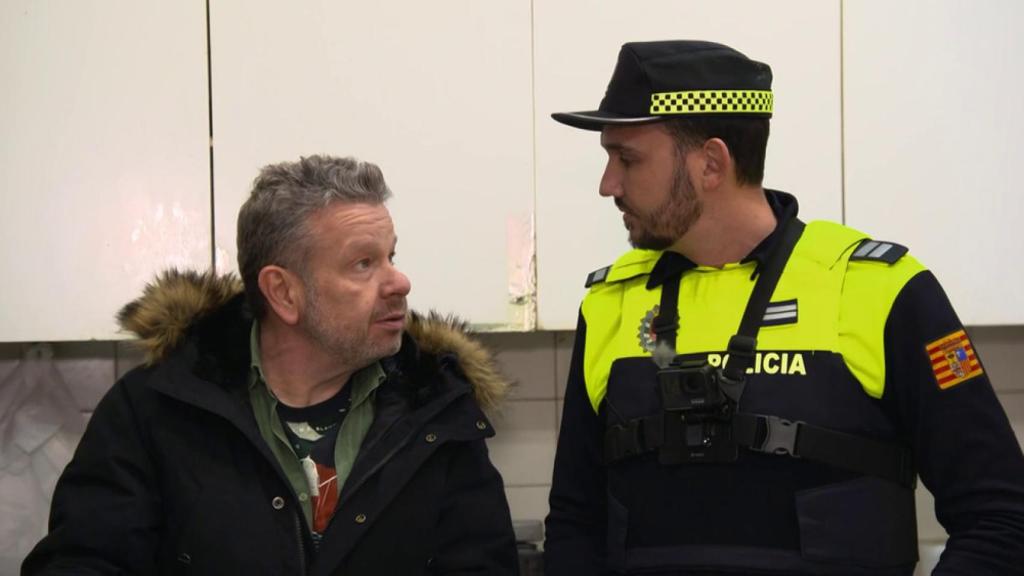 Chicote, junto a un Policía Local el día de la grabación de la supuesta coacción.