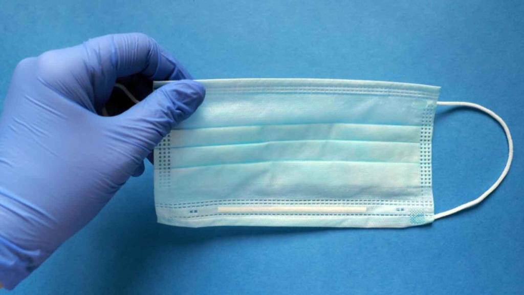 Una mascarilla higiénica.