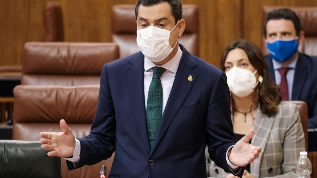 El presidente de la Junta de Andalucía, Juanma Moreno, en el Parlamento.