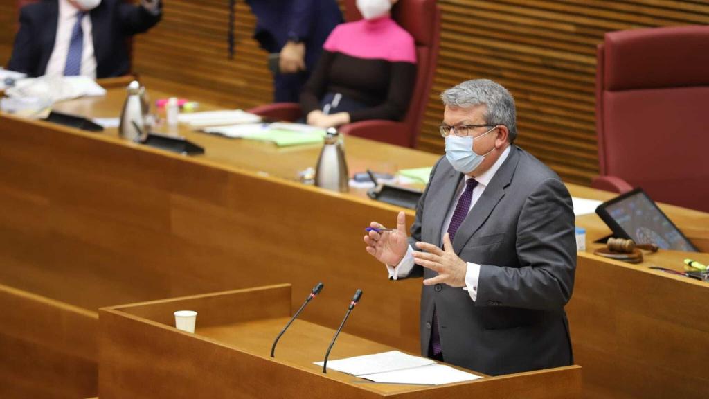 El diputado de Ciudadanos Fernando Llopis, durante su intervención de este jueves. EE
