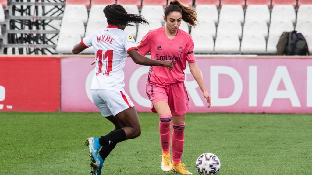 Toni Payne, ante Olga Carmona durante el partido entre el Sevilla FC y el Real Madrid Femenino. Foto: Twitter (@SevillaFC_Fem)