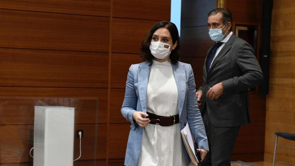 La presidenta de la Comunidad de Madrid, Isabel Díaz Ayuso, y el consejero de Justicia, Enrique López,  en la Asamblea. Efe