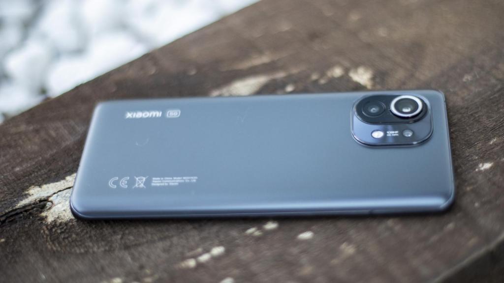 El diseño del Xiaomi Mi 11 es elegante y peculiar.