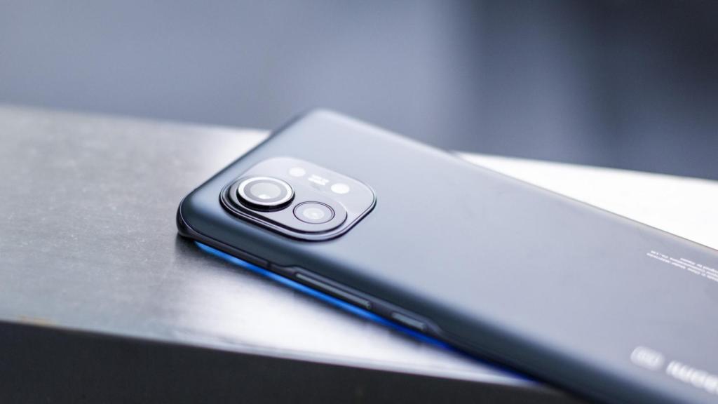 El módulo de las cámaras del Xiaomi Mi 11 sobresale ligeramente.