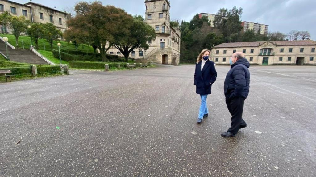 La delegada territorial de la Xunta en Vigo, Marta Fernández-Tapias, y el jefe territorial de la Consellería de Medio Ambiente en una visita a la ETEA.