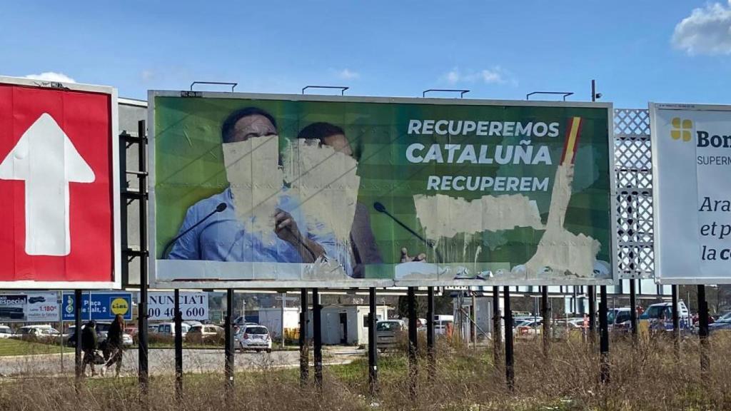 Carteles de VOX vandalizados a la entrada de Salt (Gerona)
