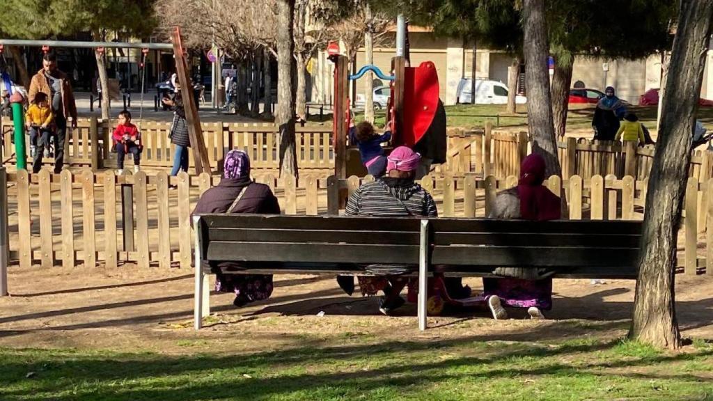 Dos mujeres marroquís comparten banco con una subsahariana