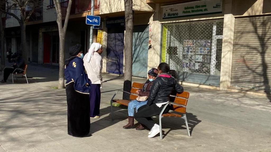 Un grupo de subsaharianas toma el sol en un banco de Salt