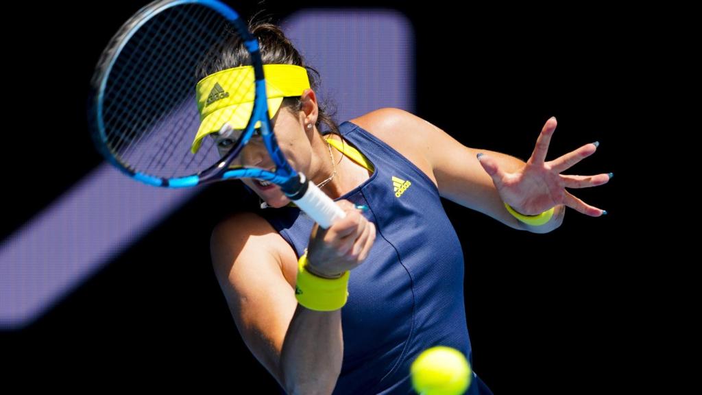 Muguruza, golpeando una derecha ante Diyas.