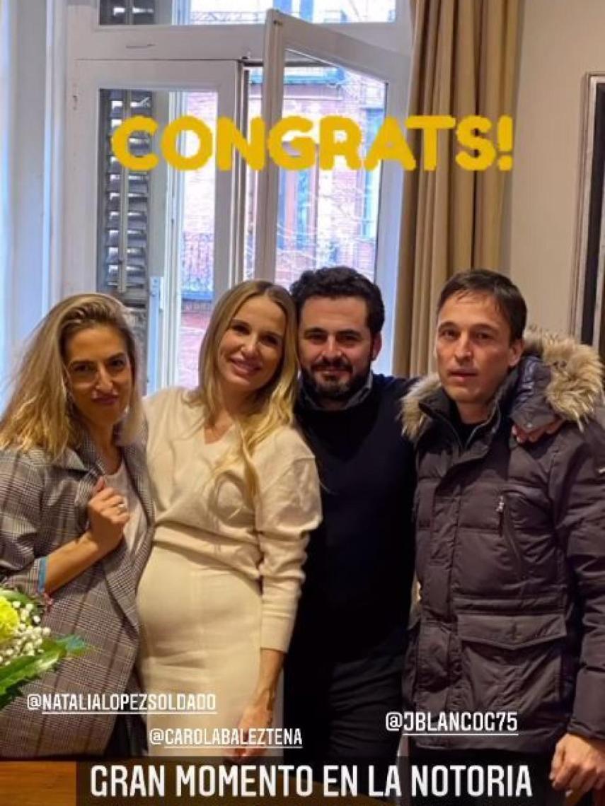 Emiliano y Carola recién casados en el notario.