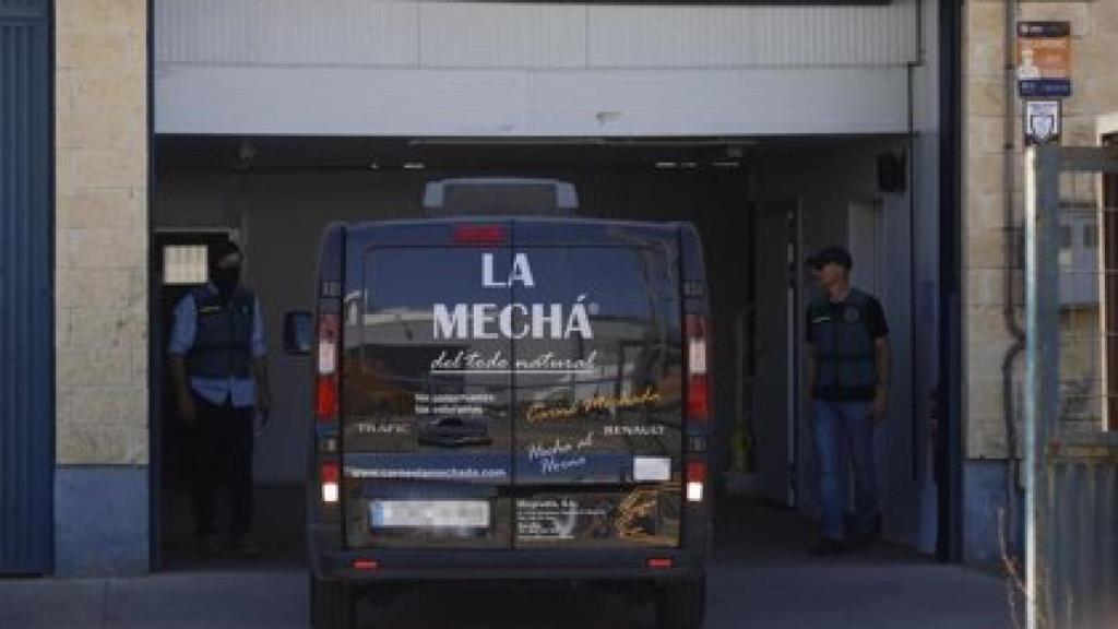 Una furgoneta de la empresa de Magrudis en la entrada de su nave.