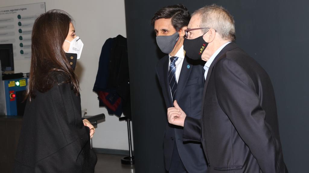 La reina Letizia junto a César Alierta, expresidente de Teléfonica, y José María Álvarez-Pallete, actual presidente de Telefónica, el pasado mes de enero.